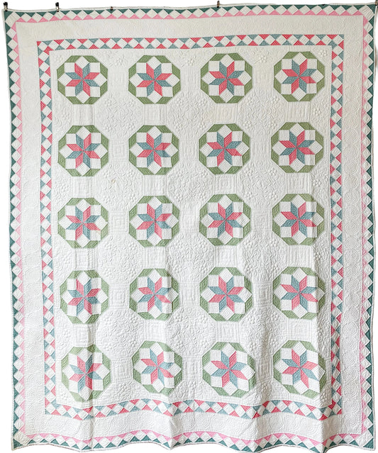 Quilt with geometric pattern on a plain background