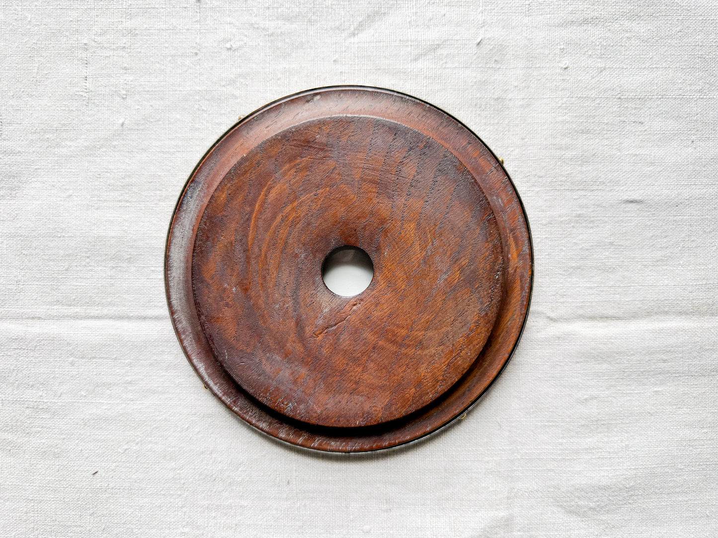 Blue Willow Butter Pat in Banded Oak Dish, c1920