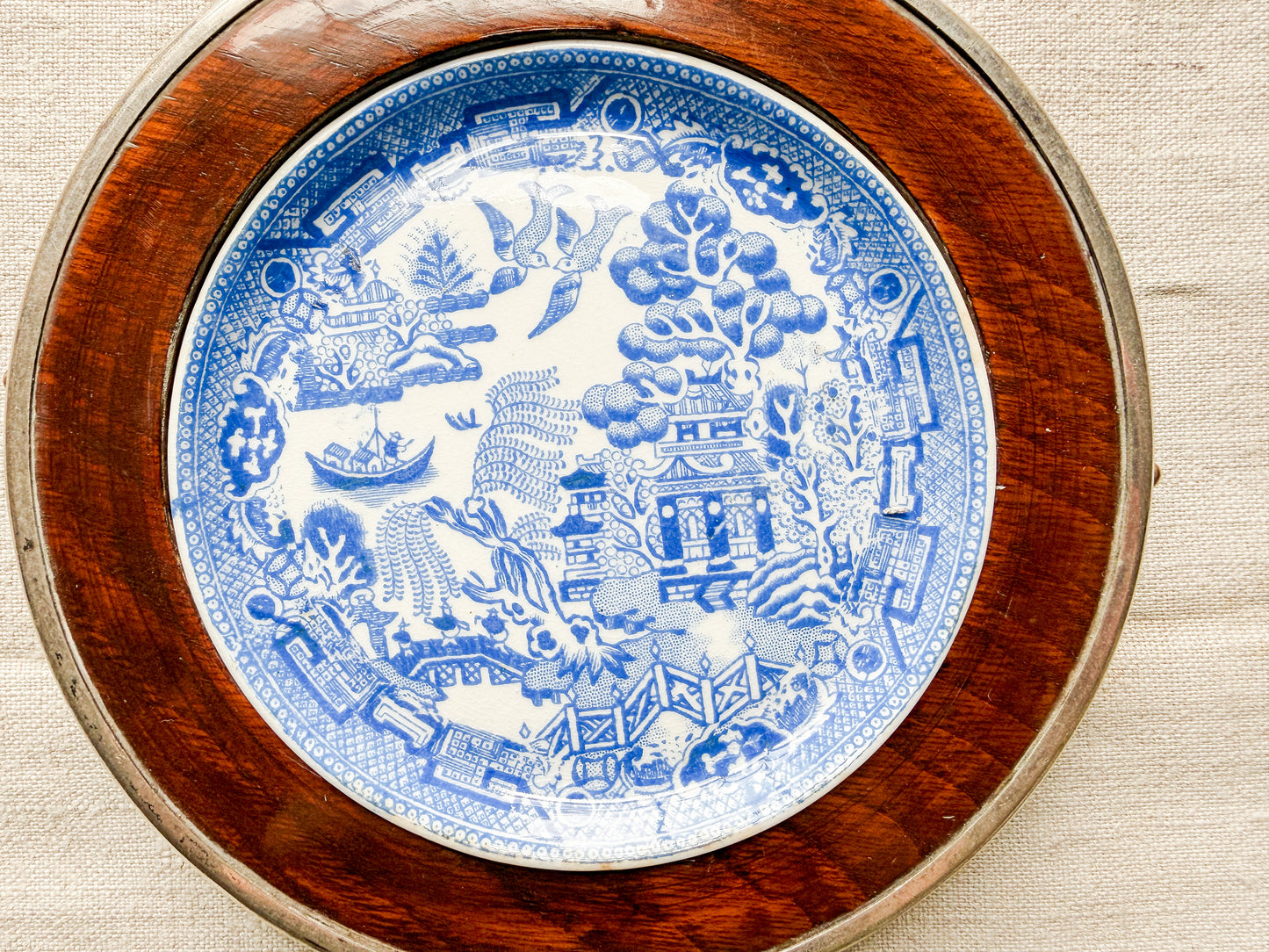 Blue Willow Butter Pat in Banded Oak Dish, c1920