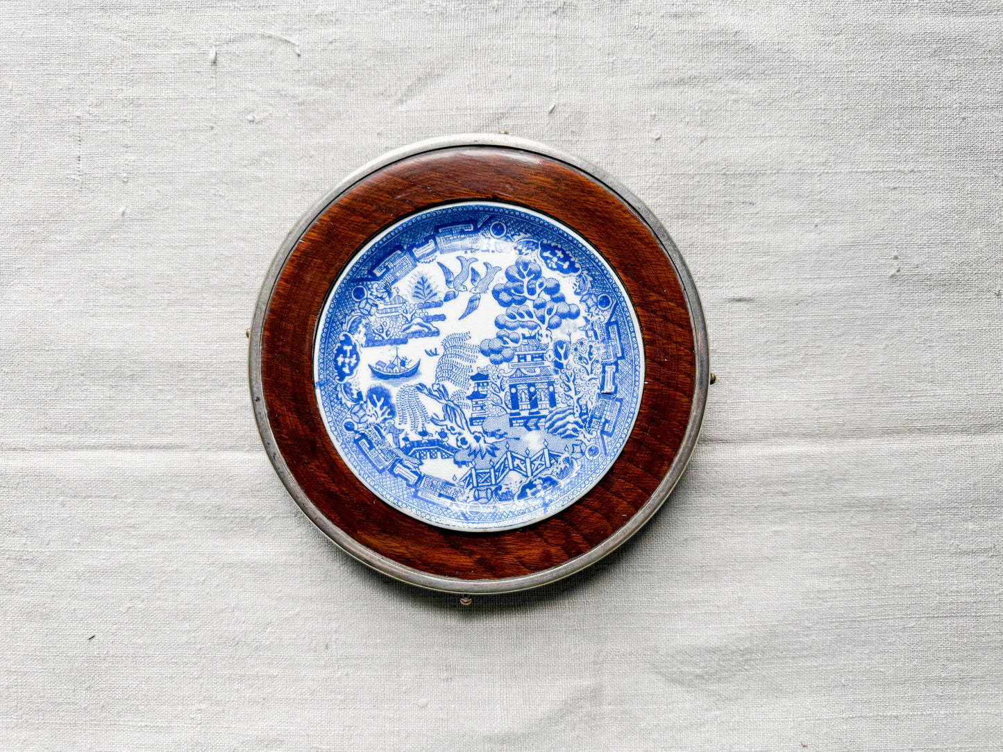 Blue Willow Butter Pat in Banded Oak Dish, c1920