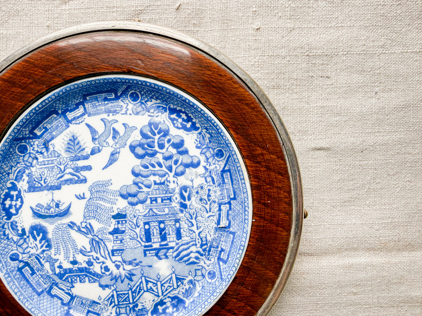 Blue Willow Butter Pat in Banded Oak Dish, c1920