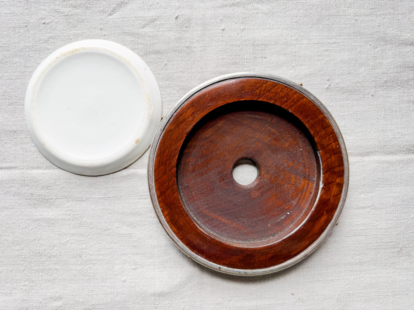Blue Willow Butter Pat in Banded Oak Dish, c1920