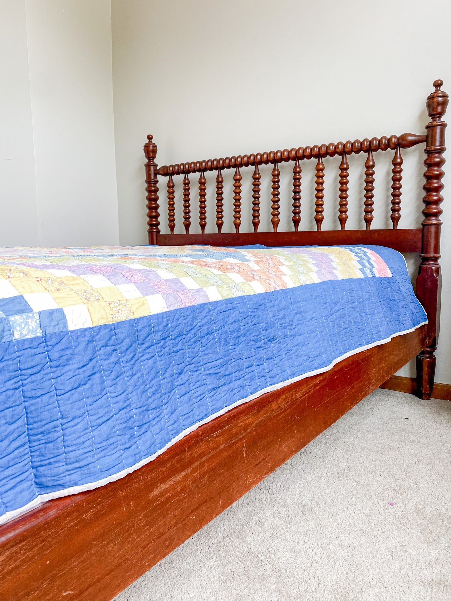 Vintage Around the World Quilt with Blue Border