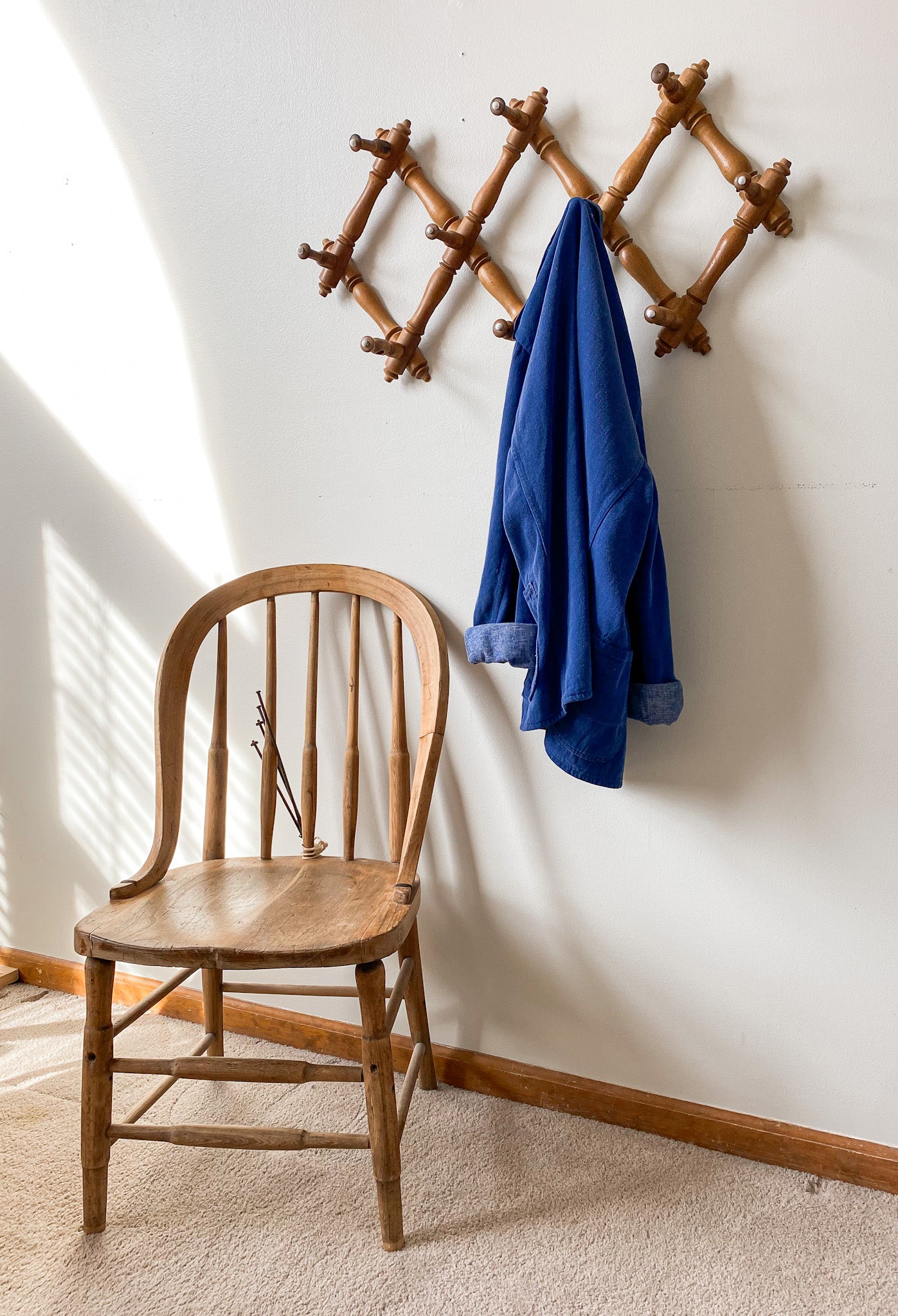 Faux Bamboo Wooden Accordion Wall Rack